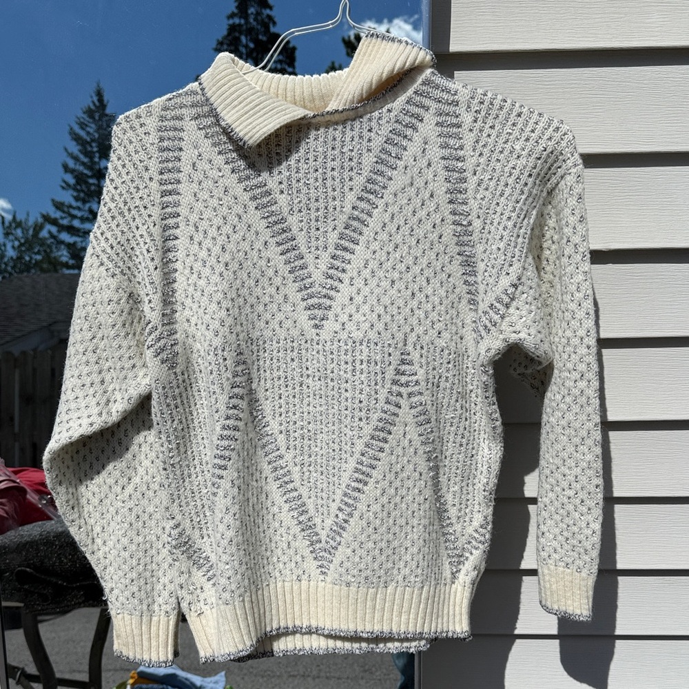 Vintage Women's Cream and Gray Sweater